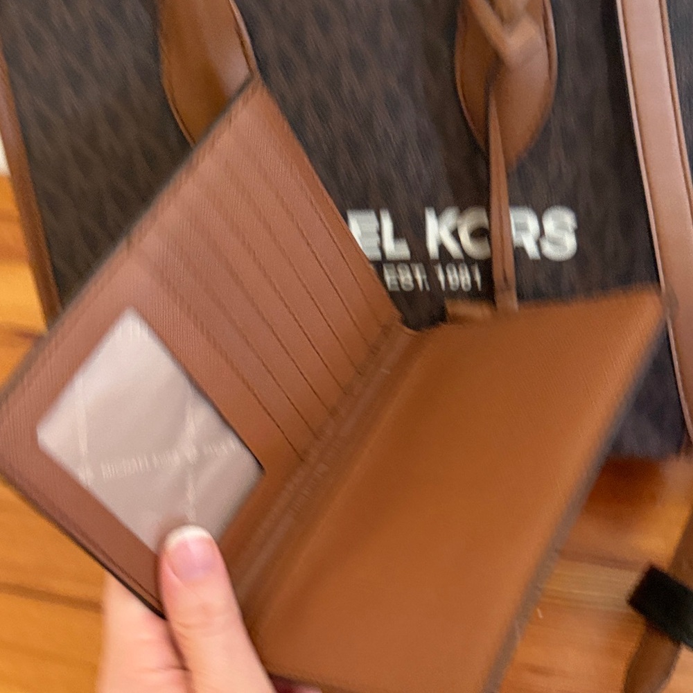 Michael Kors Bag and matching wallet in Rich Brown and Tan - Picture 4 of 6